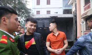 Ngô Bá Khá tươi cười khi bị dẫn giải vào phòng xét xử. Ảnh: Xuân Ân.