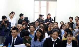 Các đương sự tại tòa.