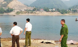 Lực lượng chức năng đưa thi thể các nạn nhân lên bờ.