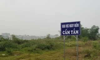 Biển cảnh báo nguy hiểm, cấm tắm được dựng lên sáng 22/3.