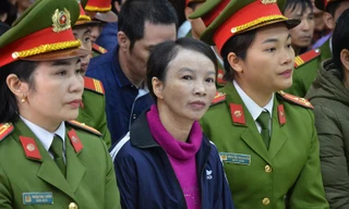 Mẹ nữ sinh giao gà tại Điện Biên bật khóc khi nhắc tới con gái tại tòa