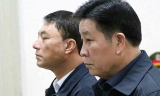 Các ông Trần Việt Tân, Bùi Văn Thành tại tòa.