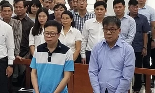 Từ trái qua, các bị cáo Nguyễn Tấn Hùng và Đỗ Văn Khạnh.