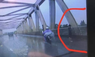 Hình ảnh được camera hành trình của một ô tô ghi nhận ngay trước thời điểm V.A gieo mình xuống sông Đuống.