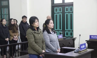 Từ bìa trái qua, các bị cáo Nguyễn Thị Vững, Nguyễn Thị Vân.