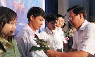 Bí thư T.Ư Đoàn Phan Văn Mãi trao học bổng cho các SV Ảnh H. Văn