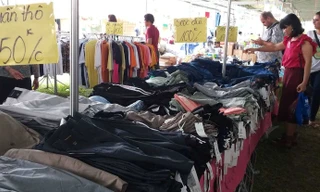 Festival văn hóa ở Hoàng Thành Thăng Long: La liệt hàng hóa, đồ chơi Trung Quốc 