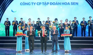 Ông Vũ Văn Thanh, Phó Tổng giám đốc Tập đoàn Hoa Sen, đại điện Tập đoàn nhận chứng nhận Thương hiệu Quốc gia 2020 