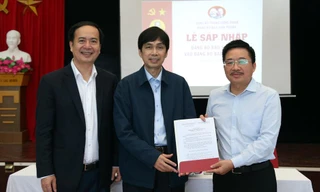 Đồng chí Nguyễn Anh Tuấn (bìa trái), Phó Bí thư Thường trực Đảng ủy Trung ương Đoàn, Chủ nhiệm Ủy ban Kiểm tra Đảng ủy Trung ương đoàn trao quyết định sáp nhập Đảng bộ cơ sở Báo Sinh viên Việt Nam vào Đảng bộ cơ sở Báo Tiền phong.