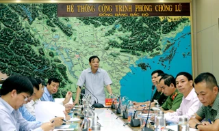 Bộ trưởng Bộ NN&PTNT, Phó trưởng Ban thường trực Ban chỉ đạo Trung ương về Phòng chống thiên tai nhận định yêu cầu các địa phương trong vùng ảnh hưởng của bão khẩn trương xét xét cấm biển, cho học sinh nghỉ học.