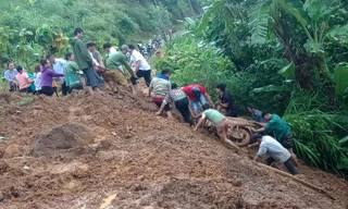 Người dân địa phương phát hiện kịp thời, cứu được nạn nhân Lò Thị Châu bị đất đá sạt lở vùi lấp ở xã Thèn Sin, huyện Tam Đường (Lai Châu) 