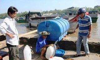 Người dân ở ĐBSCL chia nhau từng ít nước trong mùa hạn mặn
