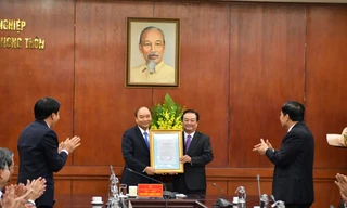 Thủ tướng Nguyễn Xuân Phúc trao quyết định điều động, bổ nhiệm ông Lê Minh Hoan, nguyên Bí thư tỉnh uỷ Đồng Tháp làm Thứ trưởng Bộ NN&PTNT