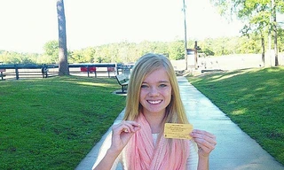 Bé gái nhặt được kim cương ở công viên