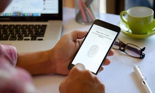 Người dân xếp hàng chờ cài đặt sinh trắc học tại ngân hàng ngày 2/7 