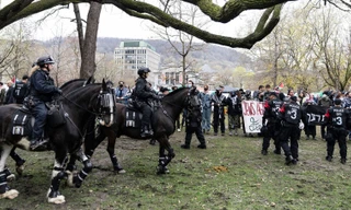 Cảnh sát giám sát người biểu tình ủng hộ Palestine đang tập trung trong khuôn viên Đại học McGill ở Canada ngày 2/5. Ảnh: AP