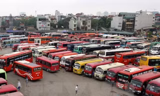 Người dân bỏ bến, ra đường đón xe trên quốc lộ 1, TP Thủ Đức. Ảnh: H.H