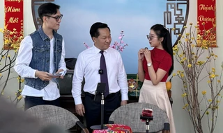 Ông Hoàng Tùng, Chủ tịch UBND TP Thủ Đức (giữa) đang livestream bán hàng cùng các nhà sáng tạo nội dung