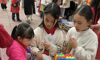 Hội chợ của học sinh tại một trường ở Hà Nội được cha mẹ học sinh góp sức tổ chức