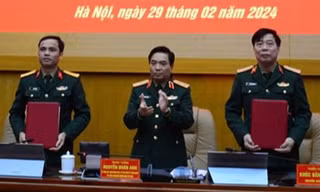 Bàn giao nhiệm vụ Tư lệnh Binh chủng Thông tin liên lạc
