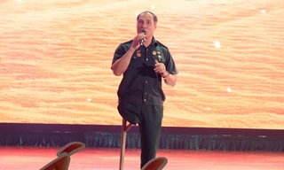 Thương binh Nguyễn Thanh Hùng (bìa trái) nói chuyện cùng Phó Tổng Biên tập báo Tiền Phong Lê Minh Toản (giữa) trong lần báo Tiền Phong về trao quà dịp 27/7 tại Trung tâm Điều dưỡng người có công tỉnh Bắc Giang Ảnh: K.N-Đ.A 