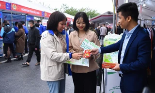 Công nhân tỉnh Bắc Ninh hồ hởi tham gia phiên chợ Tết Ảnh: Nguyễn Thắng