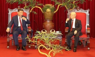 Tiệc trà giữa cố Tổng Bí thư Nguyễn Phú Trọng và Tổng Bí thư, Chủ tịch Trung Quốc Tập Cận Bình vào chiều tối 12/12/2023 với tác phẩm “Lưỡng long chầu nhật” của Sỹ Luân ở phía sau Ảnh: TTXVN 