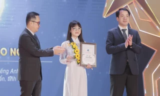 Anh Ngô Văn Cương (bên phải), Bí thư T.Ư Đoàn trao giải thưởng Thanh niên sống đẹp năm 2023 cho Nguyễn Nam Bảo Ngọc, học sinh lớp 12 chuyên Anh, Trường THPT Chuyên Phan Ngọc Hiển (Cà Mau)