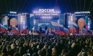 Hàng nghìn người Nga tập trung tại Quảng trường Đỏ ở Mátxcơva hôm 18/3, một ngày sau khi Tổng thống Nga Vladimir Putin được tuyên bố là người chiến thắng trong cuộc bầu cử tổng thống. Ảnh: The New York Times.