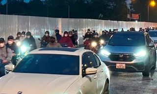 Cận cảnh hàng rào thi công gây tắc nghiêm trọng đại lộ Thăng Long 