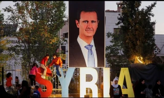 Quân đối lập Syria trên đường phố Hama ngày 6/12. (Ảnh: AP)