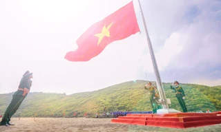 Thiêng liêng Lễ Thượng cờ 'Tổ quốc trong lòng Tổ quốc'