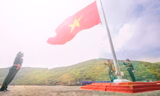 Thiêng liêng Lễ Thượng cờ 'Tổ quốc trong lòng Tổ quốc'