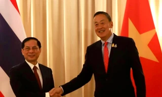 Bộ trưởng Ngoại giao Bùi Thanh Sơn chào Thủ tướng Thái Lan Srettha Thavisin ngày 11/4. (Ảnh: Mofa)