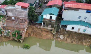 Hiện trường căn nhà bị sụt xuống sông Cầu