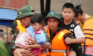Lực lượng chức năng cứu trợ, đưa người dân thoát khỏi vùng ngập lụt ở thành phố Thái NguyênẢnh: Hoàng Mạnh Thắng