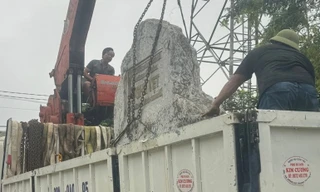 Tấm biển đá có lỗi kỹ thuật đã được cơ quan chức năng di dời. 