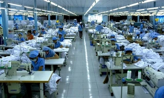 Doanh nghiệp sử dụng nhiều lao động như dệt may, da giày, chế biến gỗ chịu tác động nhiều của đề xuất tăng lương tối thiểu vùng. (Ảnh minh hoạ) 