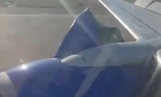 Mỹ: Vỏ động cơ máy bay Boeing bị xé toạc sau khi cất cánh