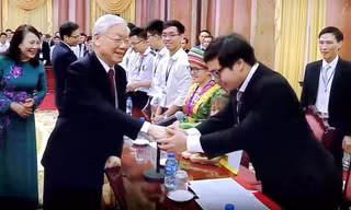 Tổng Bí thư Nguyễn Phú Trọng bắt tay Phạm Đức AnhẢnh: NVCC 