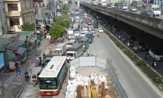 Ùn tắc thường xuyên diễn ra ở đường Nguyễn Xiển do hàng rào công trường dự án xử lý nước thải Yên Xá 