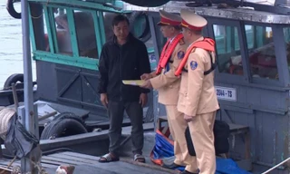 Đeo bám tàu du lịch bán hàng rong trên vịnh Hạ Long