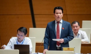 Giải pháp về phòng, chống tình trạng hạn hán, xâm nhập mặn sẽ là một trong những nội dung các ĐBQH chất vấn Bộ trưởng TN&MT Đặng Quốc Khánh (Trong ảnh: người dân Sóc Trăng bên cánh đồng lúa bị nhiễm mặn). Ảnh: Nhật Huy