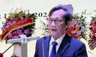 Ông Đào Ngọc Hùng, Trưởng Ban liên lạc cựu chuyên gia kinh tế - văn hóa Việt Nam tại Campuchia phát biểu tại lễ kỷ niệm. (Ảnh: QĐND)