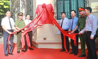 Gắn biển công trình trụ sở Công an quận Hoàn Kiếm, di sản kiến trúc cổ từ năm 1915