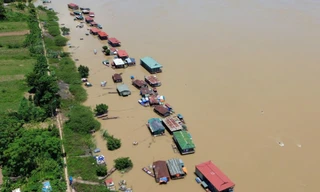 Thủy điện Hòa Bình xả lũ, cuộc sống xóm vạn chài bị đảo lộn