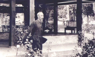 Bác Hồ bên ngôi nhà sàn trong Phủ Chủ tịch Ảnh: KDT CHỦ TỊCH HỒ CHÍ MINH TẠI PHỦ CHỦ TỊCH CUNG CẤP