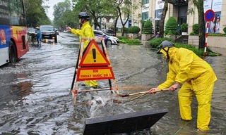 Nhiều khu vực ở Hà Nội mưa rất lớn, hiếm gặp