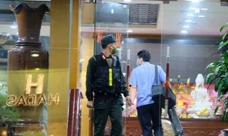 Cảnh sát khám xét trụ sở Công ty AIC.