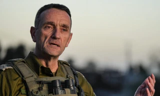 Một chiếc xe của đoàn cứu trợ WCK thủng lỗ lớn sau khi bị Israel tấn công ngày 1/4. (Ảnh: Reuters)